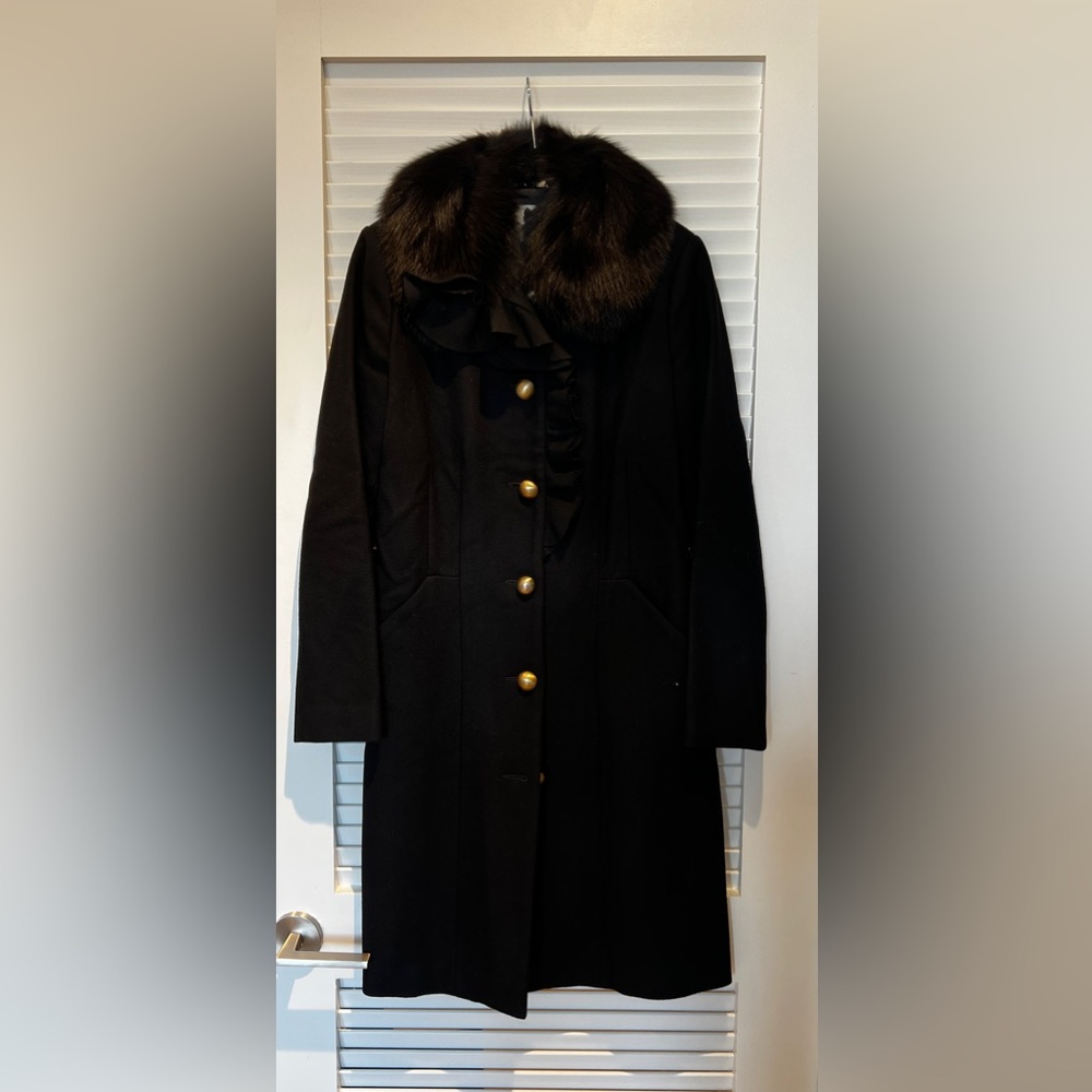 Elegant Black Coat with Fur Collar
